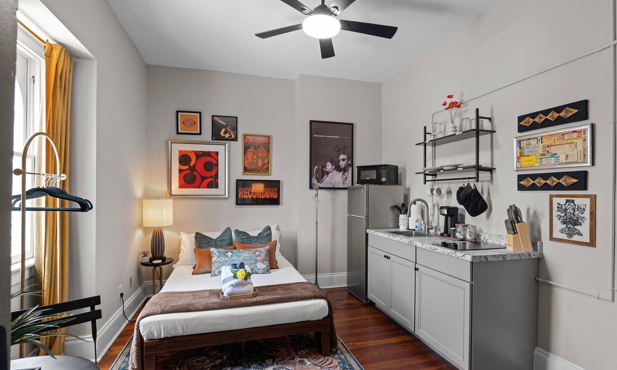 Olde Town Augusta Apartment | 1 bedroom, 1 bathroom studio apartment in Downtown Augusta. The sleeping arrangements for this unit is a full-sized bed.
