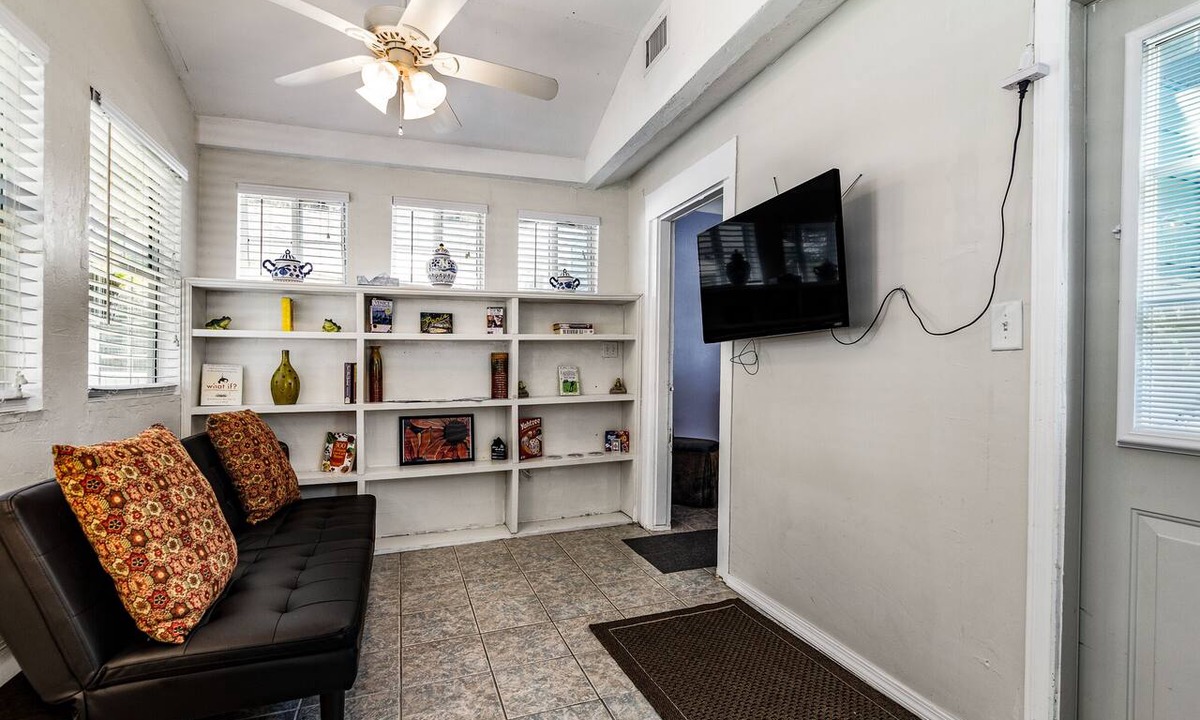 Gainesville Apartment | 1 bedroom Apartment in quaint triplex 12 blocks from UF and downtown