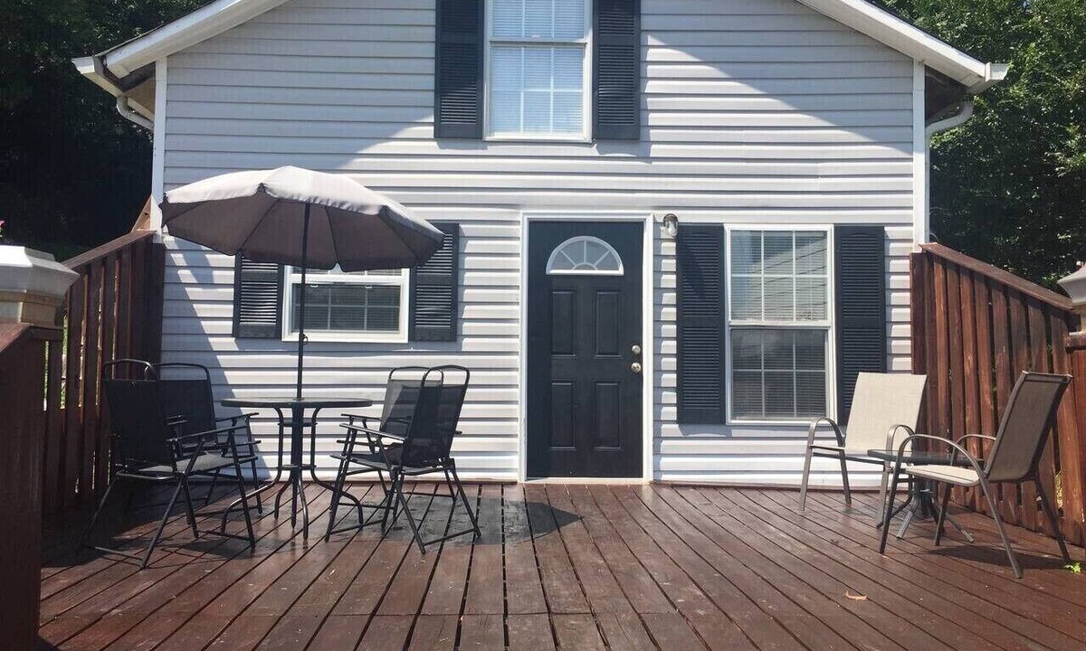 East Ridge House | 1 bedroom house with outdoor area LONG TERM 30d+