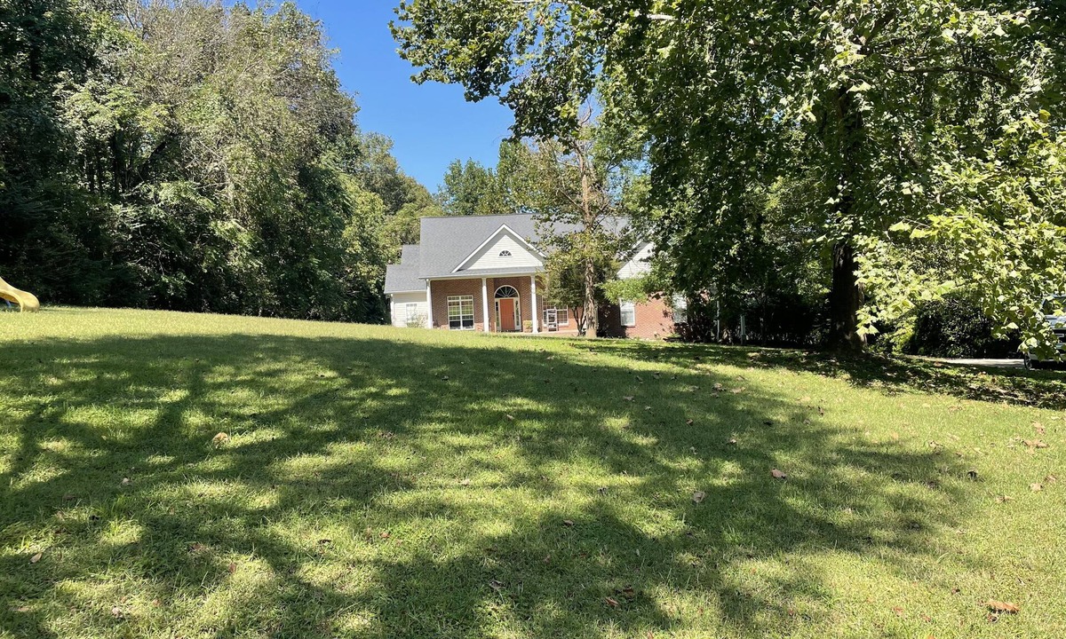 Kingston Springs Apartment | 1 extra large bedroom in the woods with pool table and hot tub.