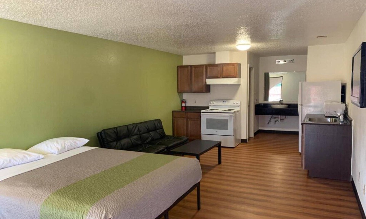 Longview Apartment | 1 Queen Bed | Non-Smoking, Kitchen, Sofa-Bed