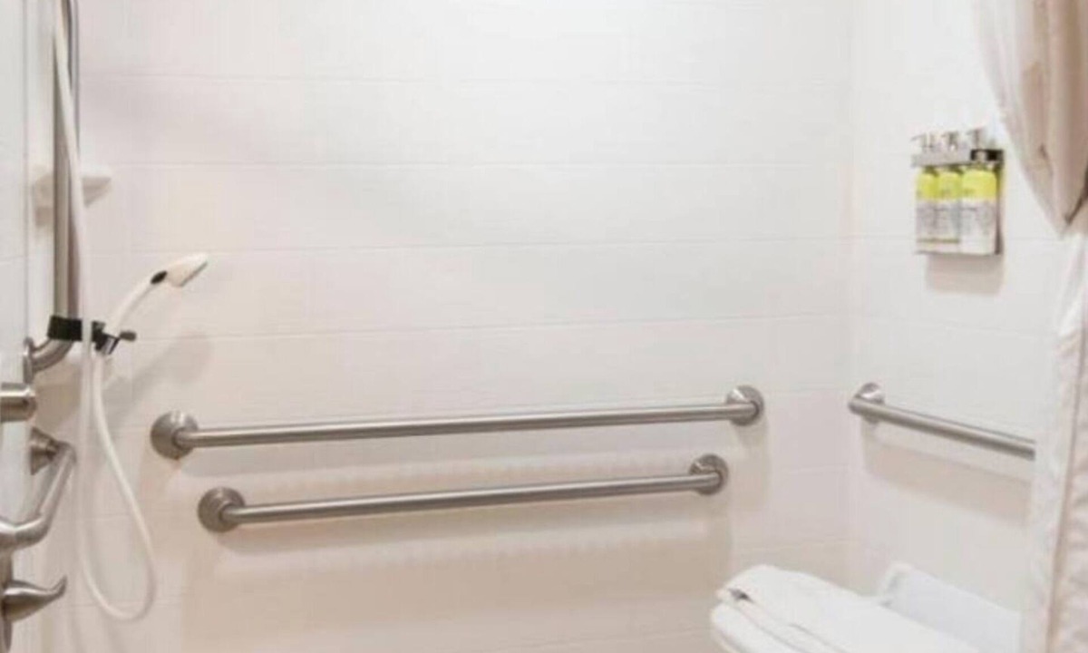 Richland Apartment | 118 Gated King Bed Hotel Room