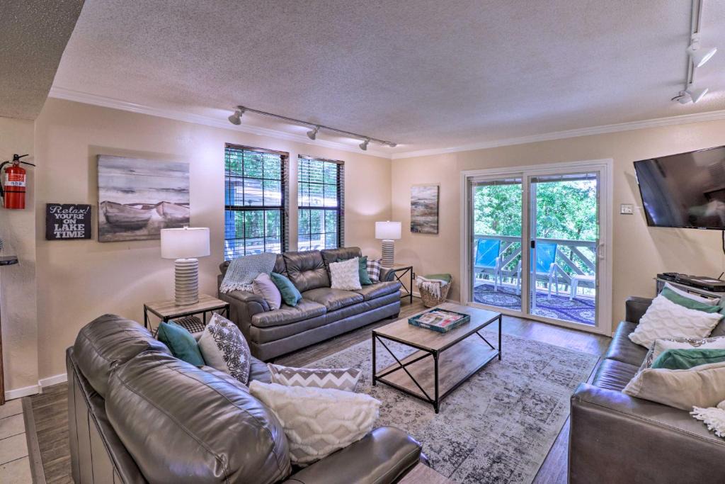 Royal House | 13 Mi to Hot Springs: Serene Royal Home w/Deck!