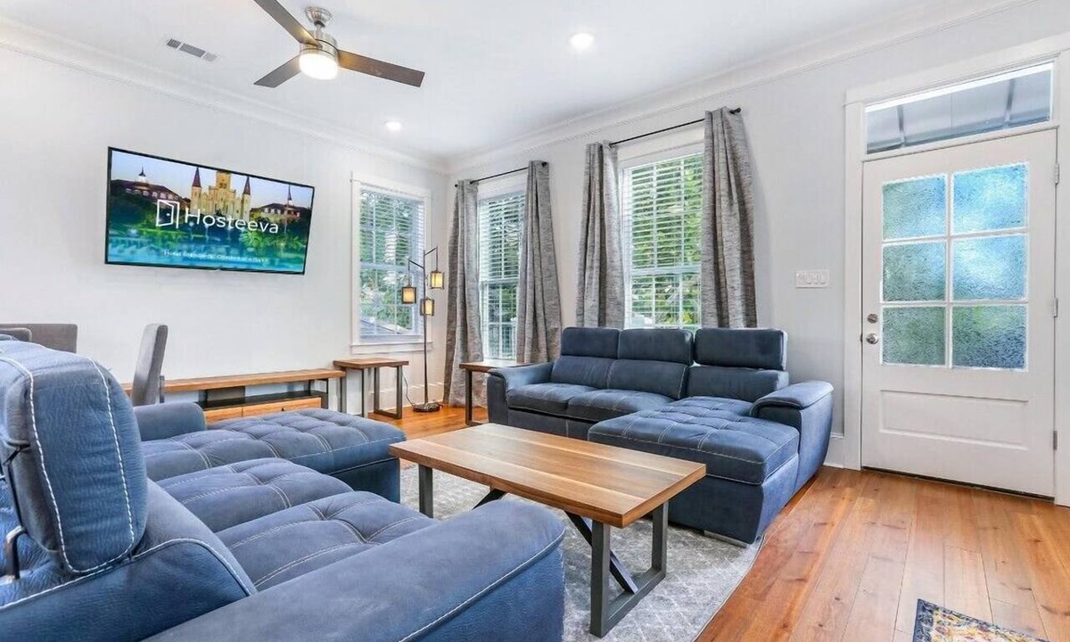 Faubourg Lafayette Condo | 15% OFF Monthly | 10% OFF Weekly- Chic Urban Retreat w Pool Steps to St. Charles Ave and