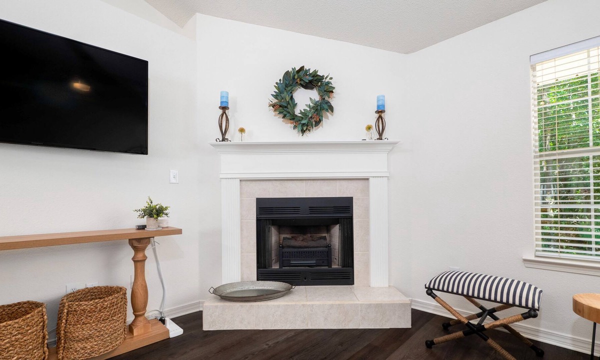 Spanish Fort House | +1600sf Quiet with Parking Stocked Kitchen Workspace