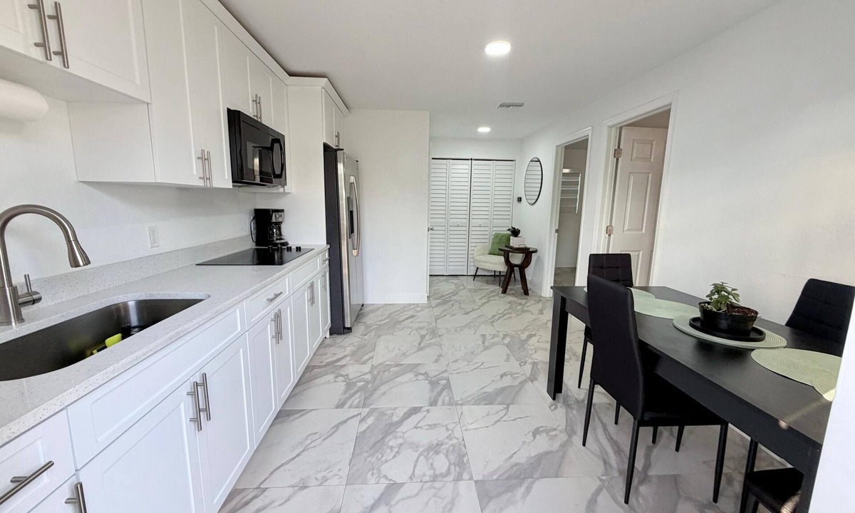 Lake Worth Apartment | 2/1 private, peaceful, lakeview studio