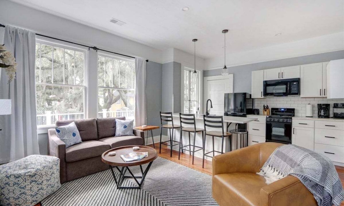 Midtown House | 2 bd/2 ba * Sleep 5 * Dog Friendly * Downtown Sav