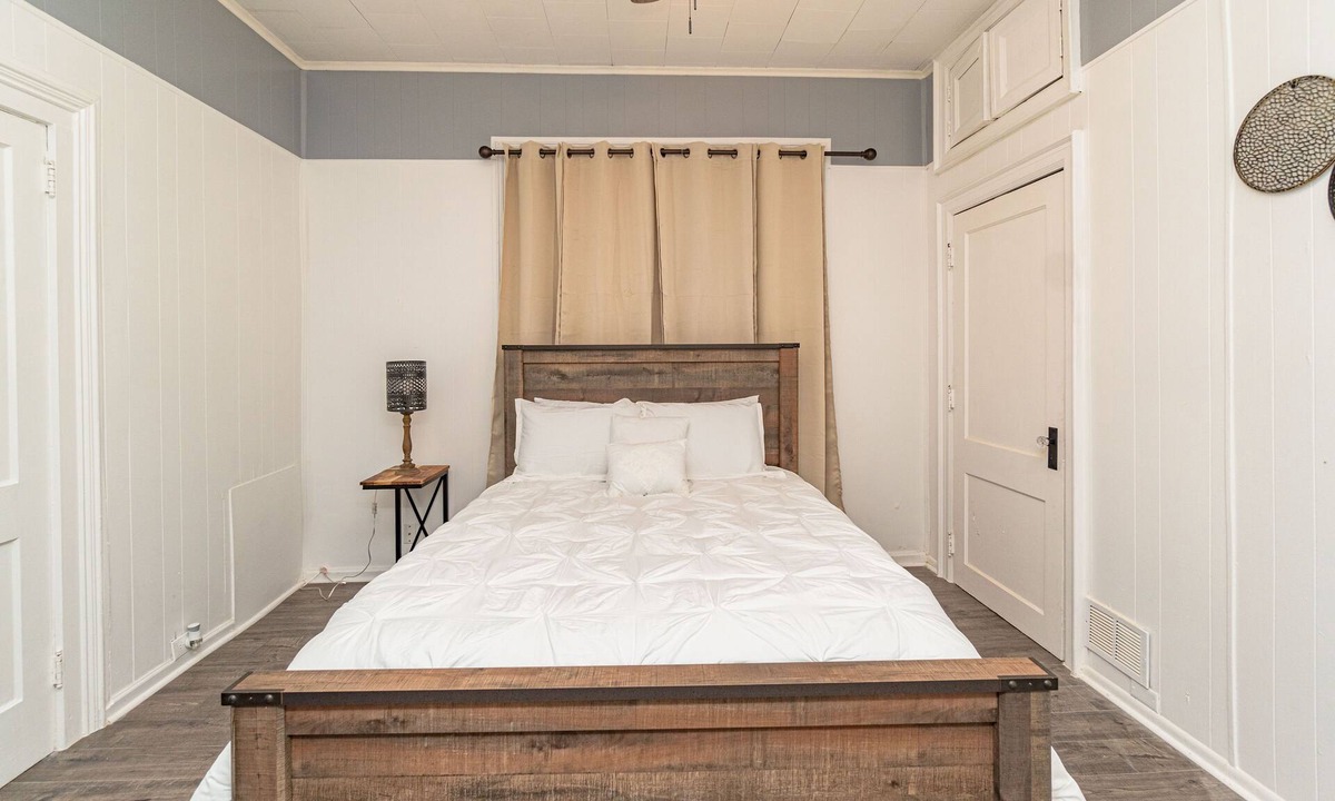 Montgomery House | 2 BR Cloverdale Duplex w/Large Country Kitchen