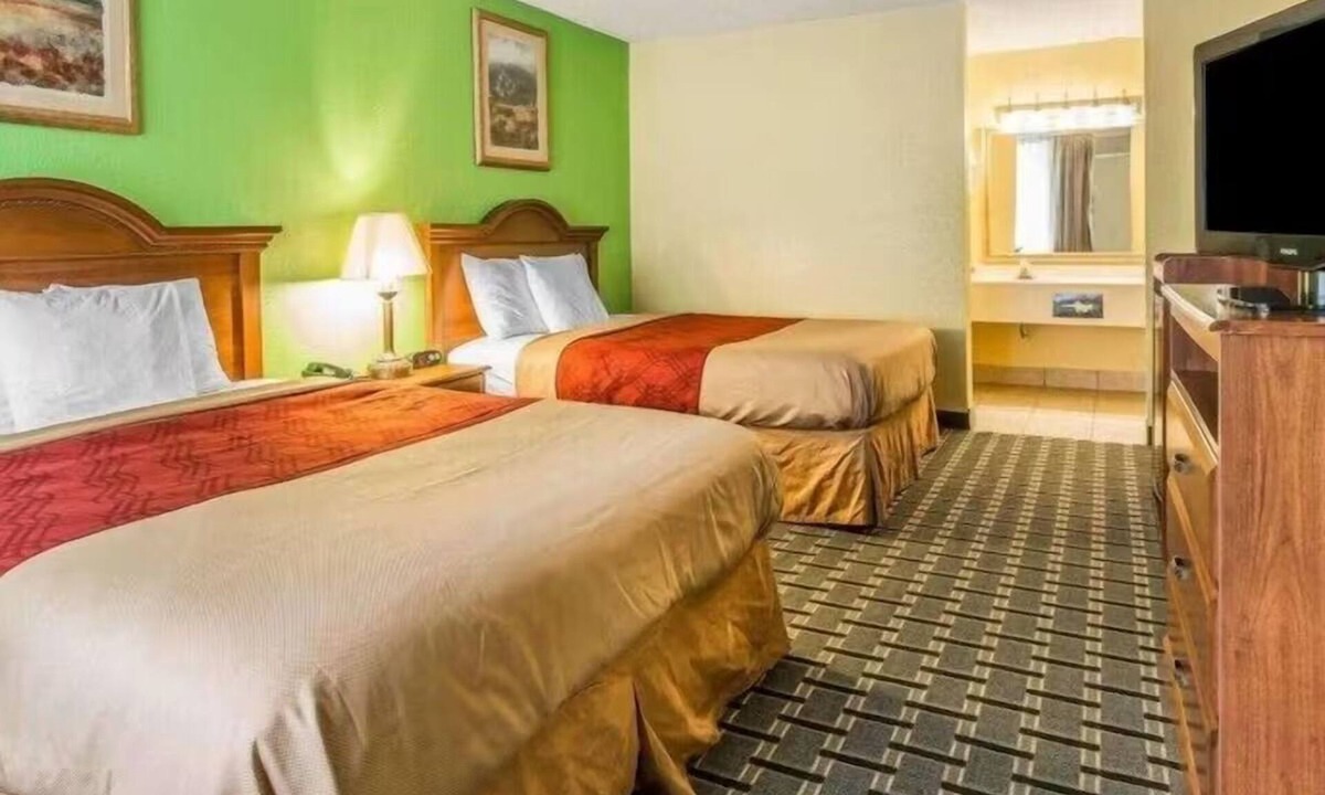Douglas Hotel | 2 Budget-Friendly Pet-Friendly Rooms w/Free Parking & Outdoor Pool