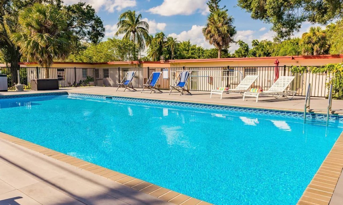 Edgewood Apartment | #2 Heated Pool, Private Patio & Grill, 1BR+sunroom