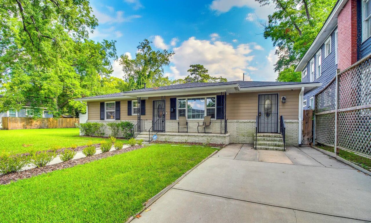 Midtown House | 2 Mi to Downtown Savannah: Historic Home!