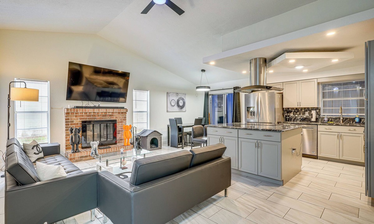 Lakeland Cottage | 2 Mi to Golfing: Chic & Cozy Retreat in Lakeland!