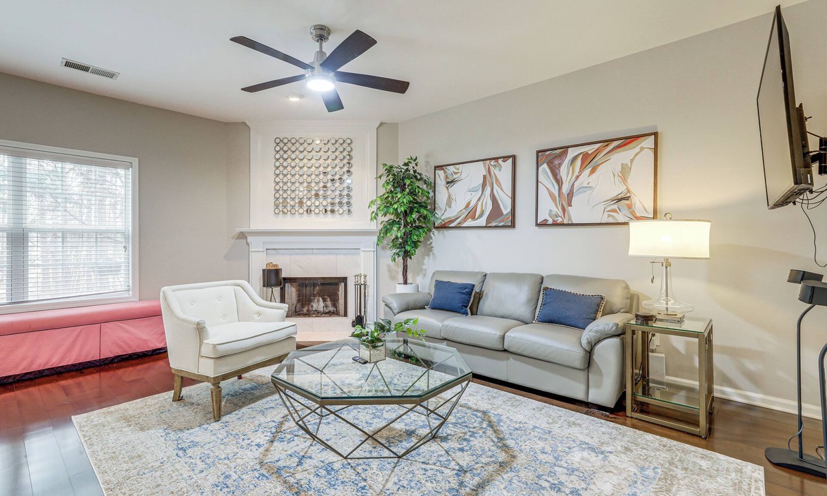 Sugar Hill House | 2 Mi to Suwanee Town Center: Spacious Townhome
