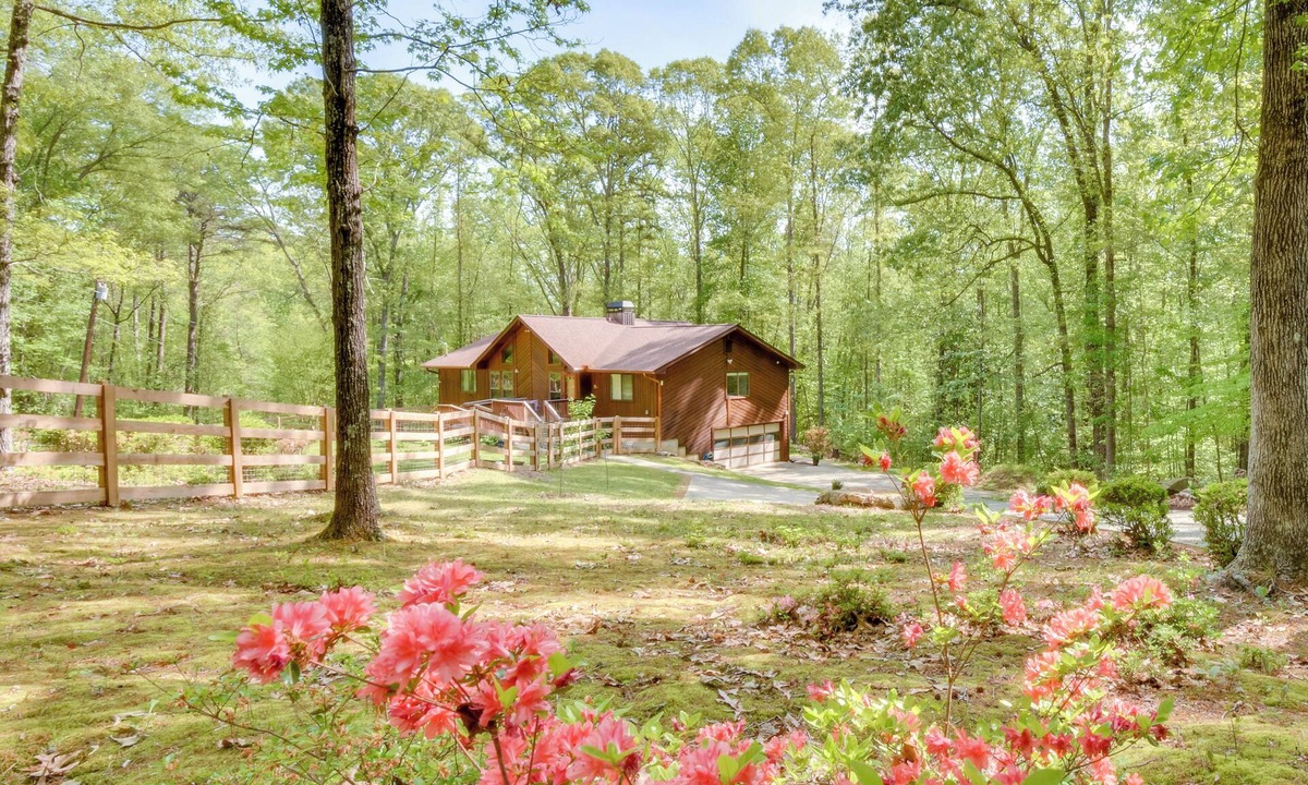Toccoa Apartment | 2 Mi to Toccoa Falls: Cozy Getaway w/Yard!