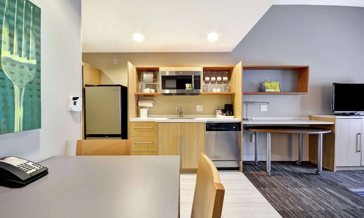 Saint Simons Island Hotel | 2 Modern Suites w/In-Room Kitchenette & Free Breakfast Minutes from Beach