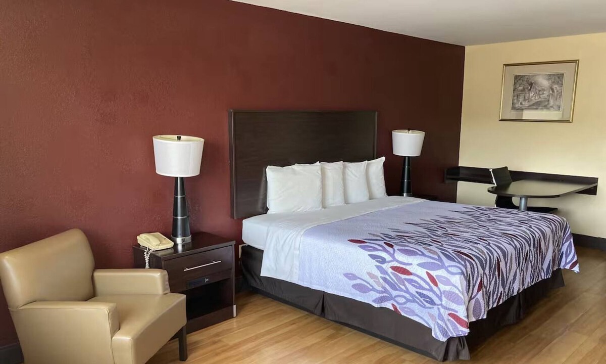 Cleveland Hotel | 2 Peaceful King Rooms for Adventure-Loving Guests