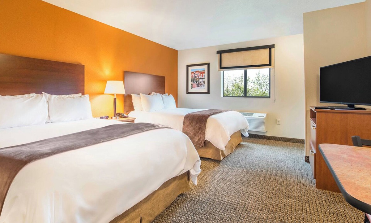 Monaca Hotel | 2 Quiet & Clean Rooms Ideal for Group Stay– Relax in Monaca
