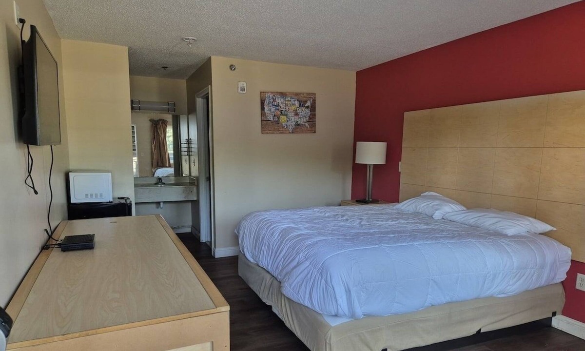 Chickamauga Hotel | 2 Quiet King Rooms Ideal for Budget Travelers Visiting Chickamauga