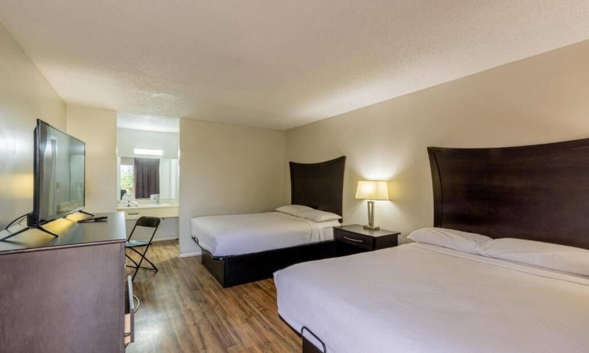 Beeville Hotel | 2 Rooms w/Free Breakfast & Parking | Pet-Friendly Beeville Stay