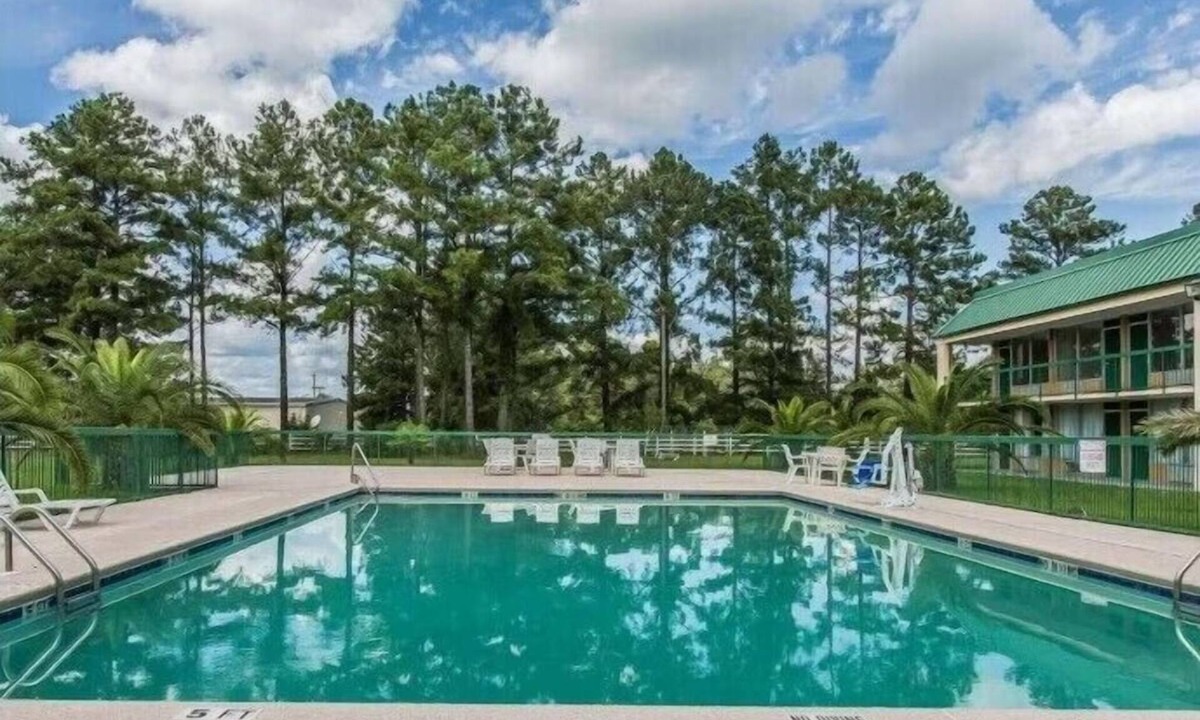 Douglas Hotel | 2 Rooms w/Free Parking & Outdoor Pool Near WWII Museums
