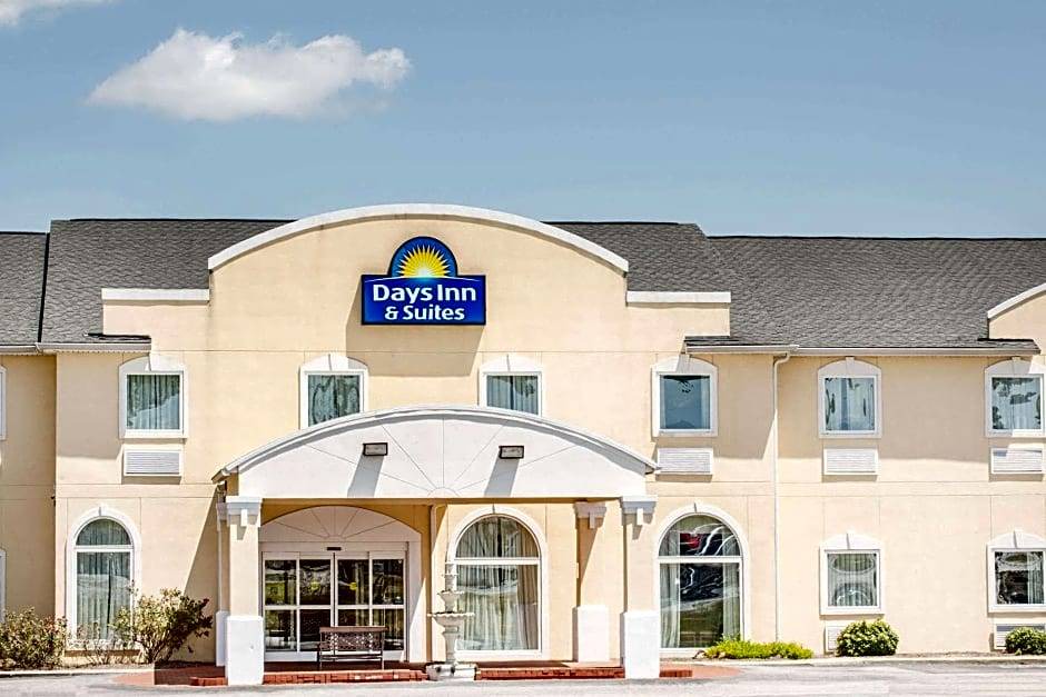 Swainsboro Hotel | 2-Star Hotel ∙ Days Inn & Suites by Wyndham Swainsboro