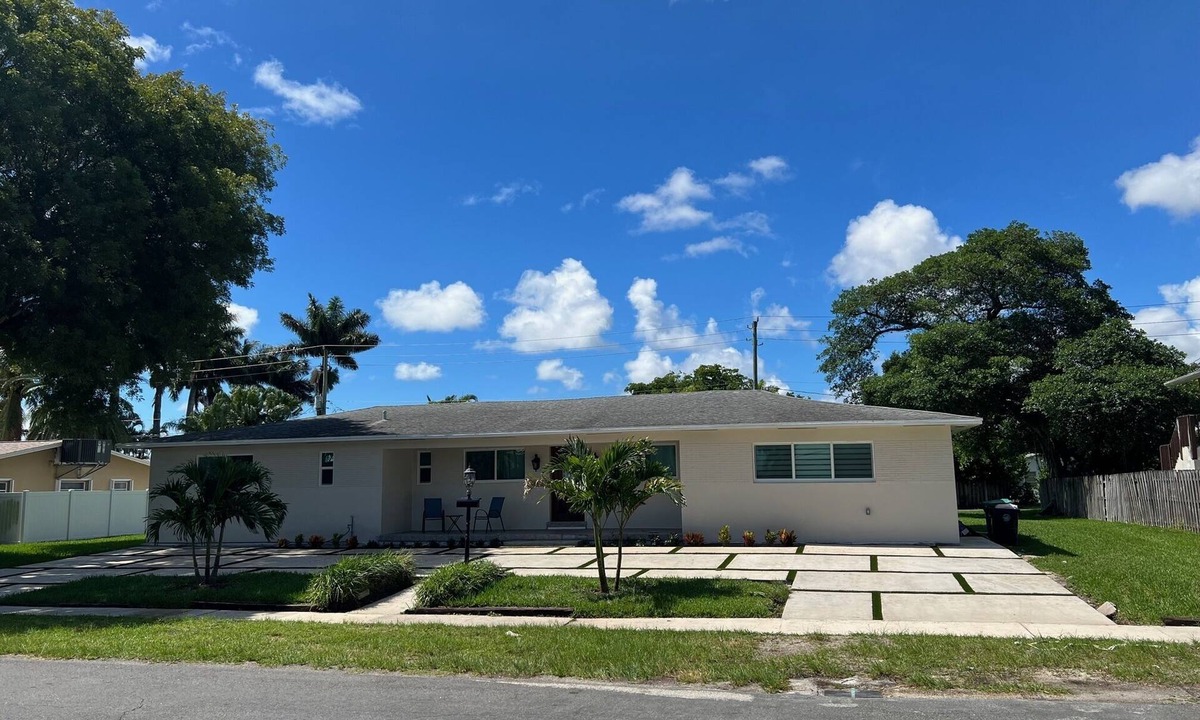 Dania Beach House | 2000 sq ft, 3 bed 3 bath & large game room and hot tub