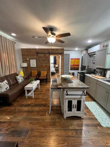 Hot Springs House | 2Bdrm Villa Near Garvan Gardens with Fire Pits & Decks