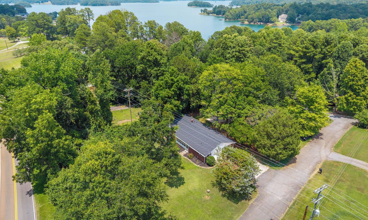 Seneca House | 3 bedroom 2 bath home located minutes from Keowee Mariana, shopping and Clemson