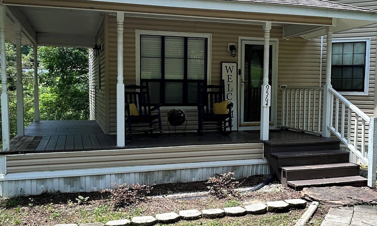 Cullman House | 3 bedroom 3 bathroom house in charming Cullman minutes to lake, town, interstate