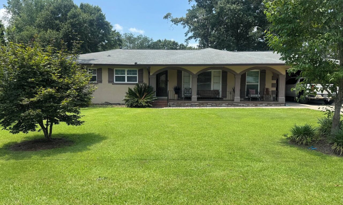Warner Robins House | 3-bedroom house in serene Warner Robins with cool AC and a pool.