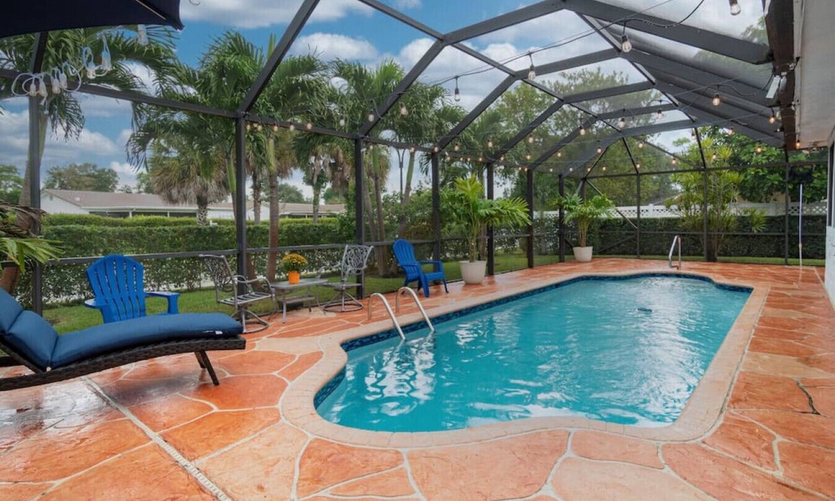 Coral Springs House | 3 Bedroom Pool Home with Modern Interior Design