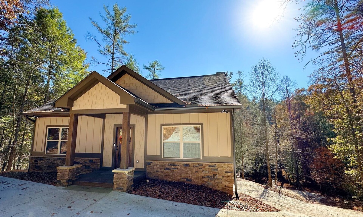 Cleveland House | 3-bedroom RIVER cottage in charming North Georgia w/room for 8+ WiFi AC