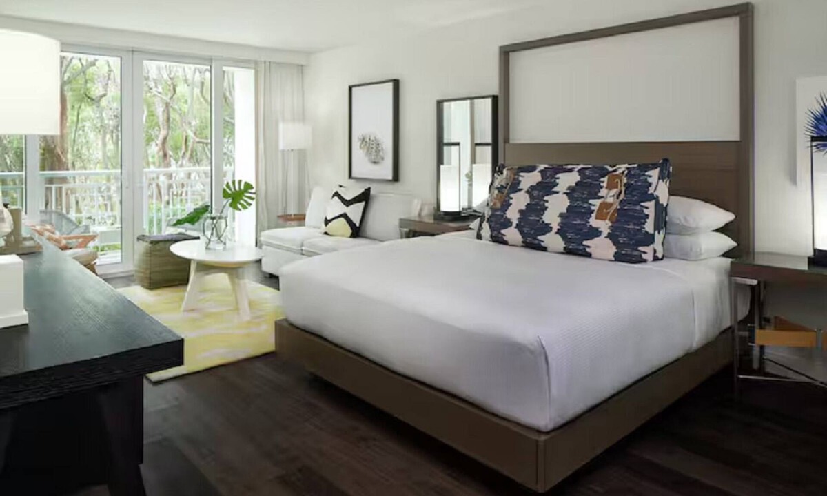 Rock Harbor Hotel | 3 King Hammock Wing Room Near the Waterfront