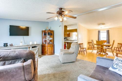 Paris House | 3 Mi to Dtwn: Pet-Friendly Farm Retreat in Paris!