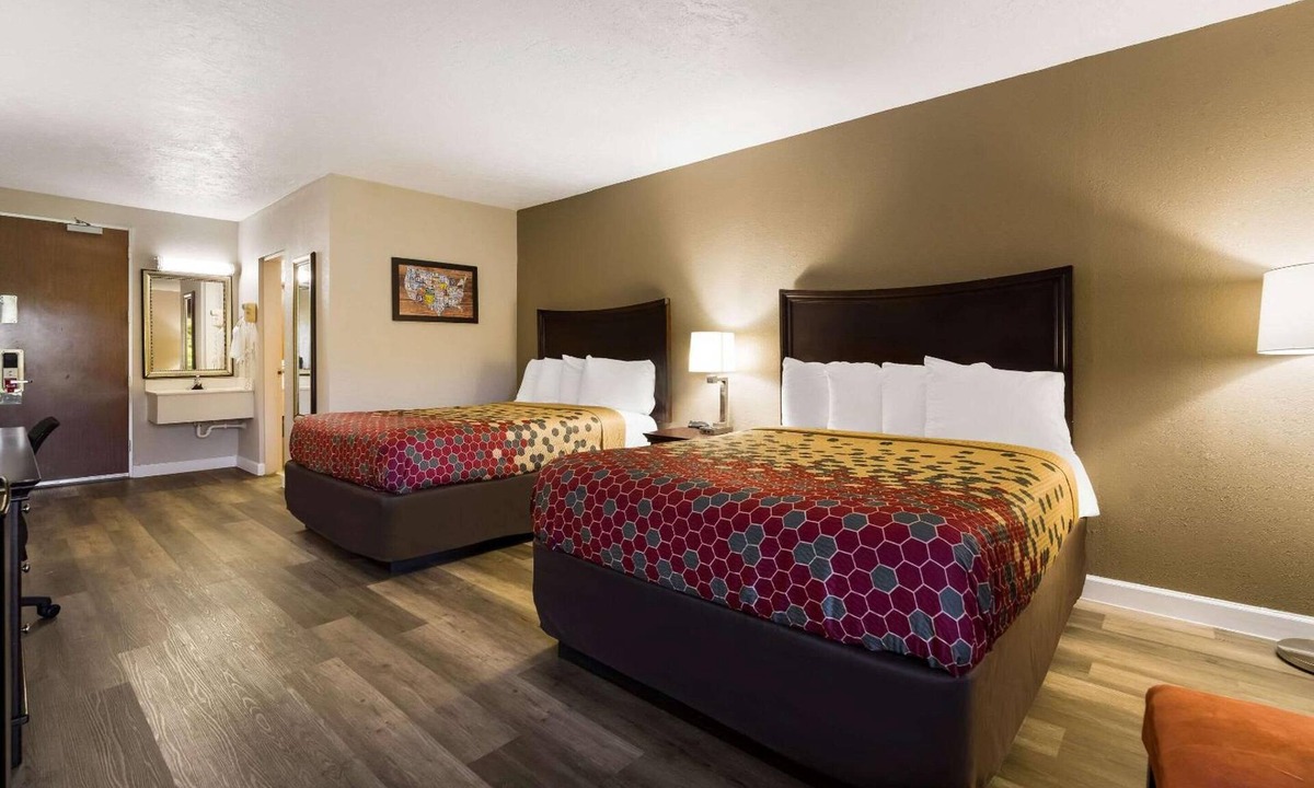 Perry Hotel | 3 Pet Friendly Rooms Near The Swanson | Free Parking & Indoor Pool Access