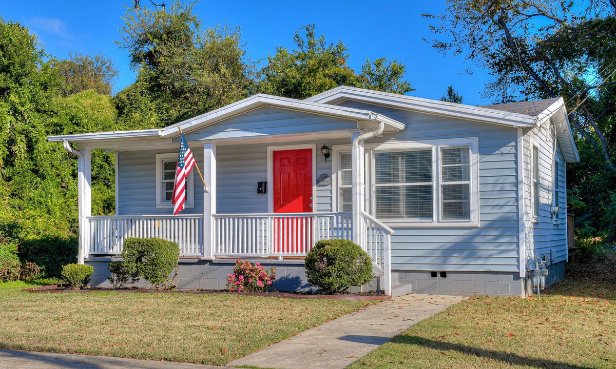 Olde Town Augusta House | 3 Queens, 2 bedrooms, full kitchen & laundry