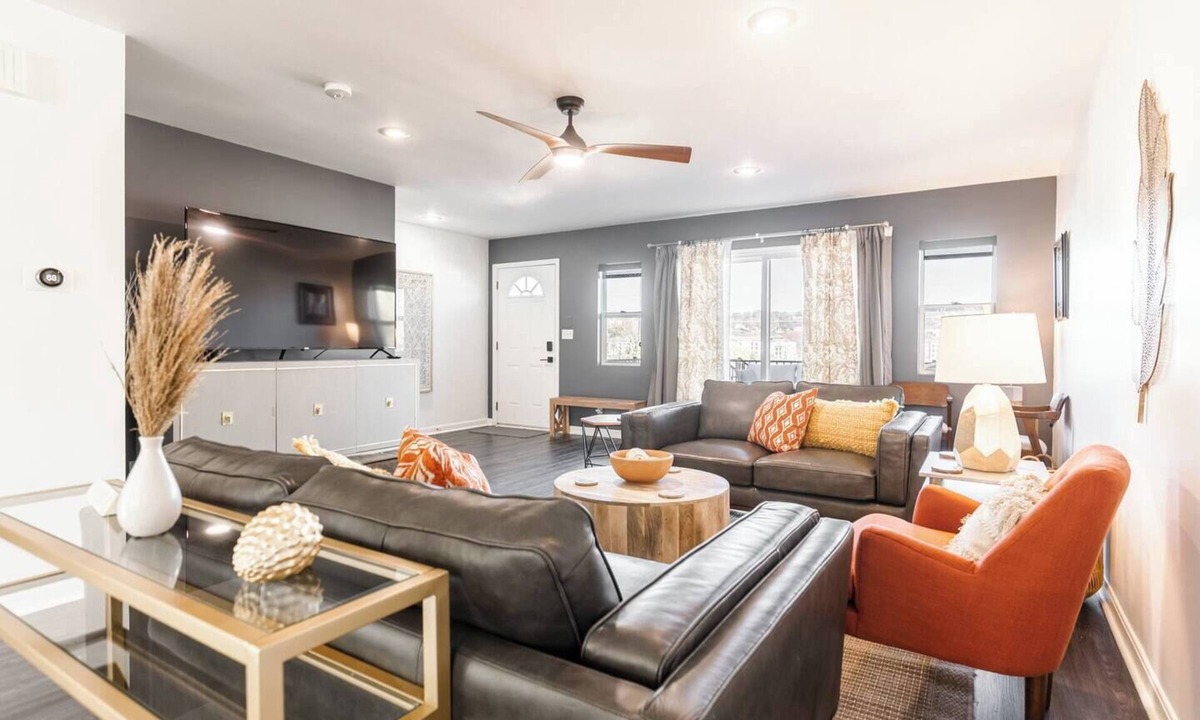 Dayton House | 3 Story River Facing Deck 3 miles to Cincinnati
