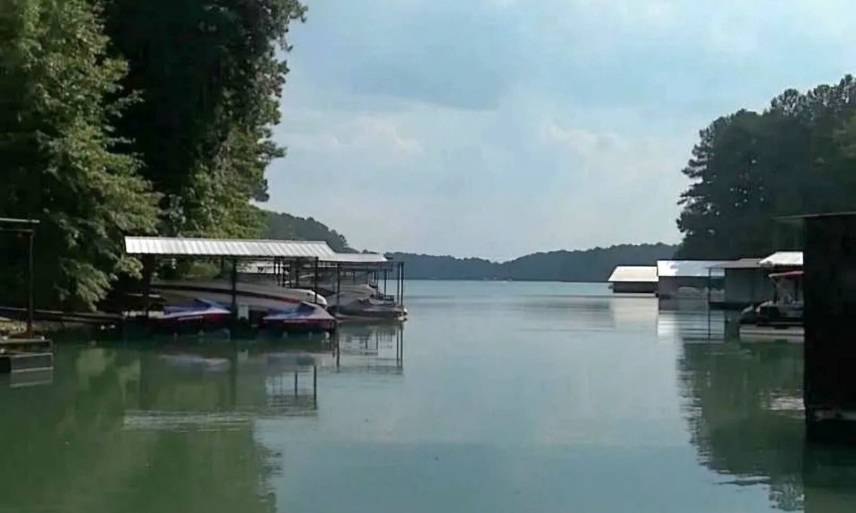 Cumming Cabin | 30+ Cozy Cottage on Lake Lanier Dock, Fenced Yard & Pet Friendly!