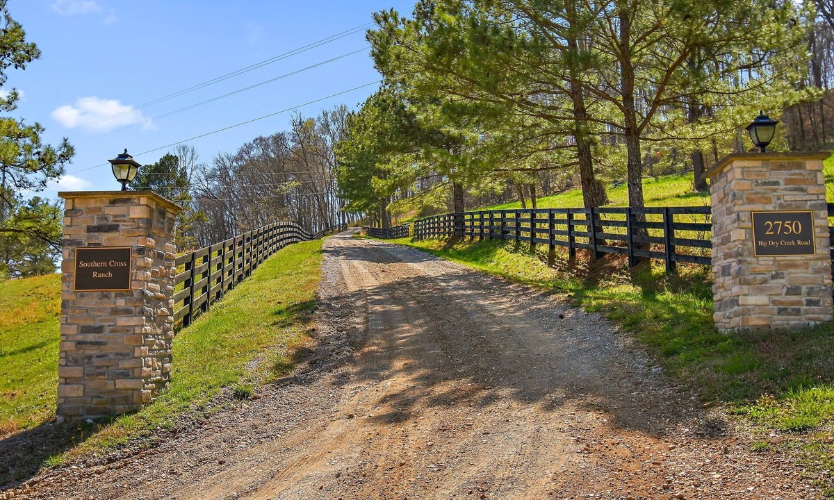 Giles County House | 30 private acre Country House