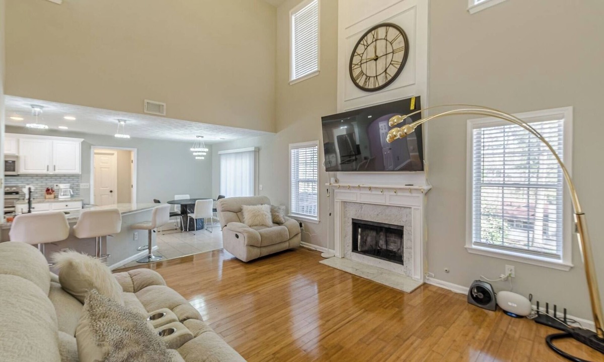 Clarkdale House | 3BR w/Backyard Airport and Downtown Six Flags