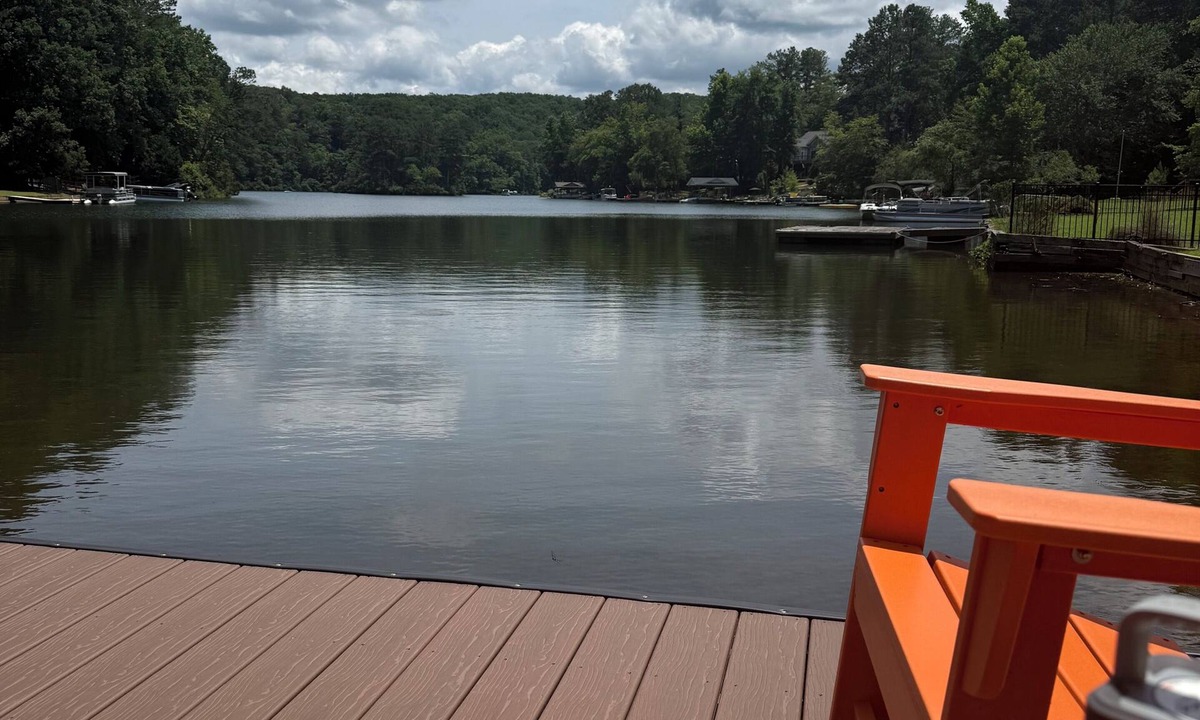 Waleska House | 4 B/R, Flat Lot, Only a few Steps to the Water, Beautiful Lake Front, Quiet Cove