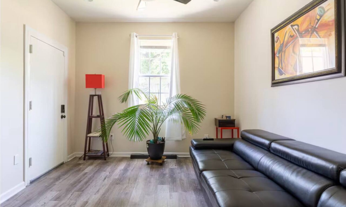 Downtown Memphis House | 4 Bdrms. “ 2 Kngs 2 Qns ” - 1 Office & 2-Car Garage.