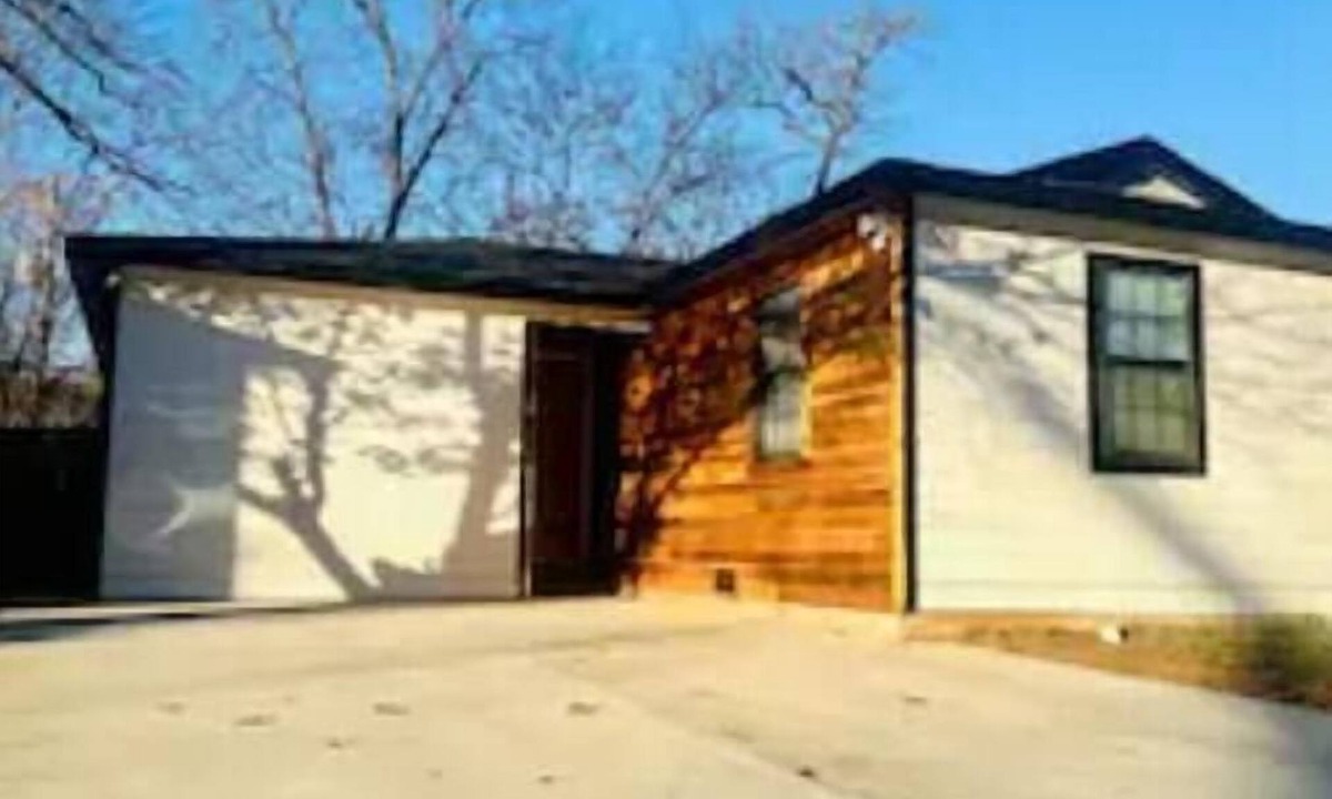 Central Arlington House | 4 BR/2 BA walking distance to AT&T, Ranger Stadium, Texas Live, Six Flags