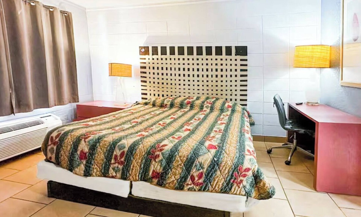 Albany Hotel | 4 Budget-Friendly Rooms Near Parks and Attractions | Perfect for Groups/Families