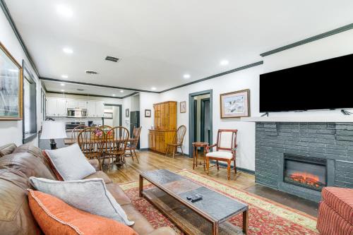Vollintine-Evergreen House | 4 Mi to Beale Street and FedExForum Home with Yard!