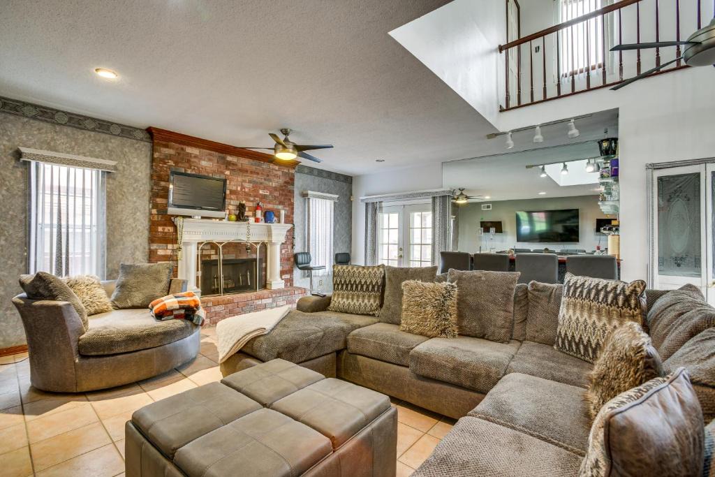 Algiers House | 4 Mi to Bourbon St: Spacious Retreat w/Wet Bar!