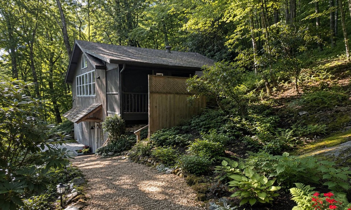 Highlands Cabin | 4 Min To Town, Screened Porch, Stunning Wooded Views, Dogs Ok,