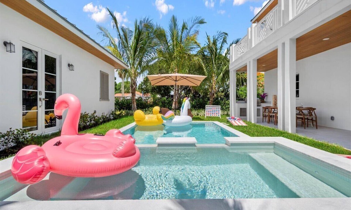 Lake Worth House | 4BR/7BA Lux Pool with Guest House-5 min from Beach