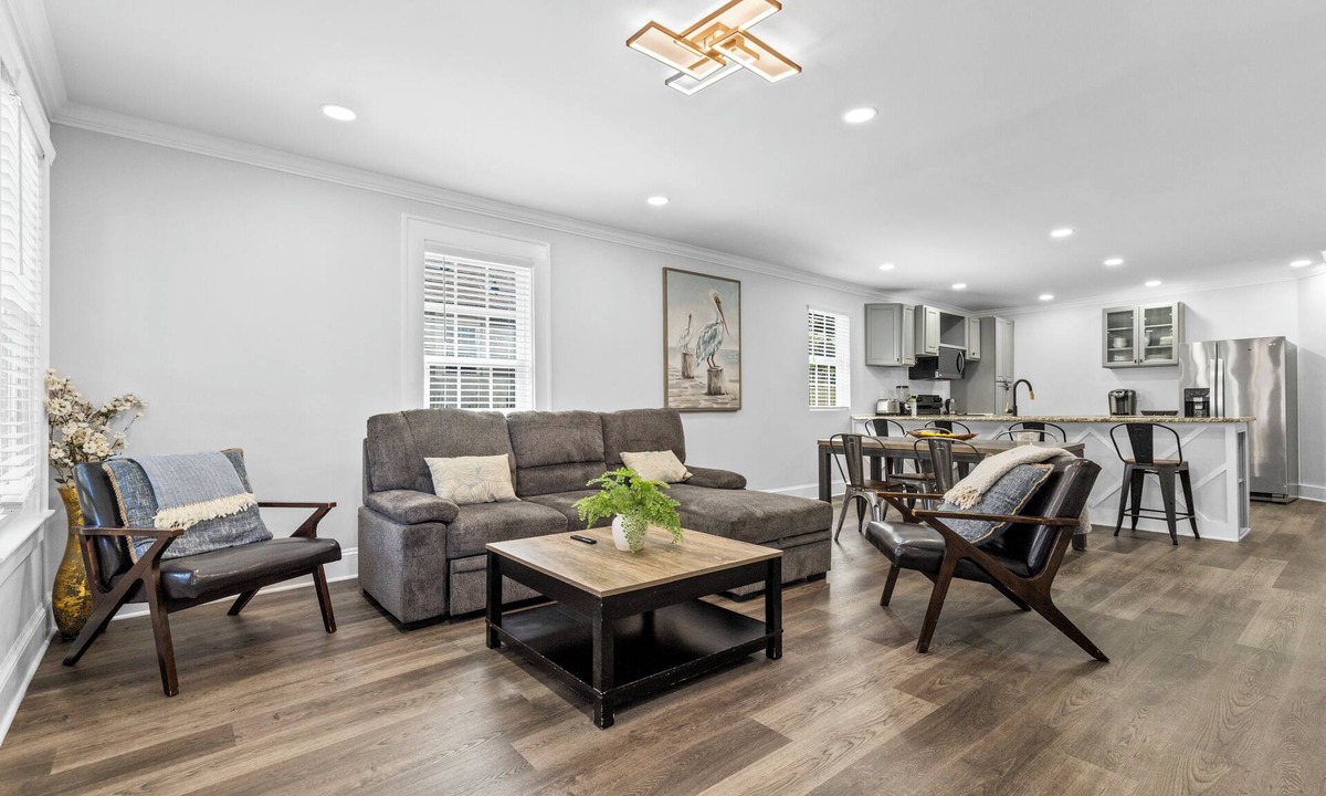 Villa Heights Cottage | 4BR Bright and Modern - Close to Everything