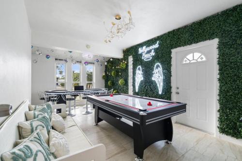 Hollywood Lakes House | 4BR Hollywood Villa 12-Person Jacuzzi, Game Room and BBQ 3 min to Beach